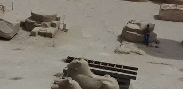 ترميم تماثيل الكباش الموجودة خلف الصرح الأول بمعبد الكرنك بمدينة الأقصر