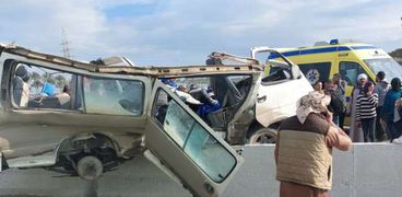 حادث تصادم ميكروباص وجرار زراعي على طريق أسيوط الغربي