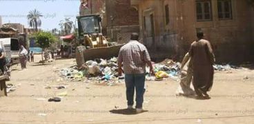 رفع 150طن  قمامة ومخلفات صلبة من شوارع مجلس قروي شريف باشا ببني سويف