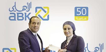 خالد السلاوى رئيس البنك أثناء التبرع لمستشفى أبوالريش