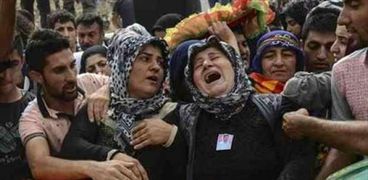 أهالى ضحايا مدينة «جيزرة» فى تركيا أثناء تشييع الجثامين