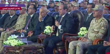 الدكتور مجدي يعقوب جراح القلب العالمي، يجلس بجوار الرئيس عبدالفتاح السيسي