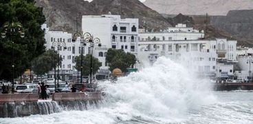 ارتفاع الأمواج بسبب الإعصار شاهين