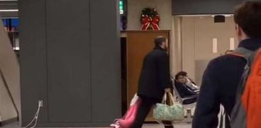 مشهد لأب "يسحل" ابنته في المطار يثير الجدل