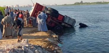 انتشال سيارة من نهر النيل-أرشيفية