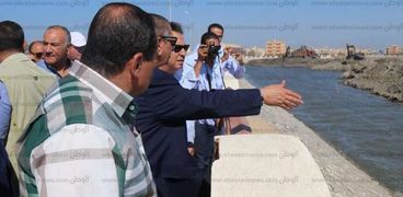وزير الصحة ومحافظ كفر الشيخ يتفقدان كورنيش بحيرة البرلس