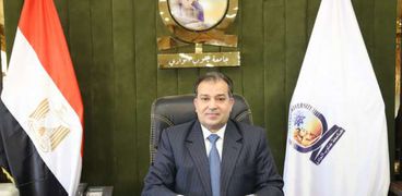أحمد عكاوي رئيس جامعة جنوب الوادي