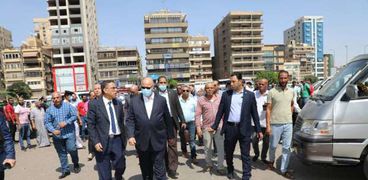 محافظ القاهرة يتابع انتظام عمل المواقف