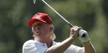 الرئيس ترامب يلعب الجولف بأحد ملاعبه
