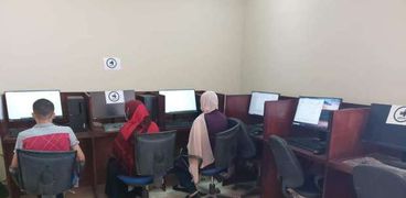 طلاب الثانوية العامة خلال تسجيل بياناتهم بمعمل تنسيق جامعة مطروح