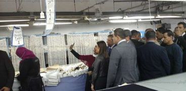 وزيرة الاستثمار لعمال مصنع "عايزة المكن يطلع منتج مصري نفخر بيه" والعاملين بشرط "صورة سيلفي".