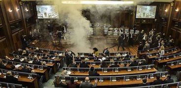 غاز مسيل للدموع داخل قاعة البرلمان الكوسوفي