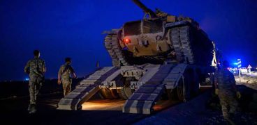 القوات التركية تنزل معداتها الثقيلة على الحدود السورية "أ.ف.ب"