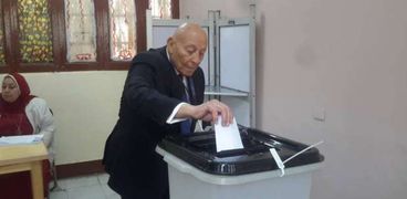 رئيس المجلس القومي لحقوق الإنسان يدلي بصوته في احى اللجان الانتخابية(صورة أرشفية)