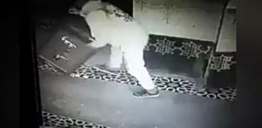 شاب يثير غضب المسلمين: يدخل المسجد بحذائه ويسرق صندوق الزكاة «فيديو»