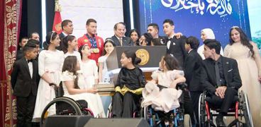 الرئيس السيسي في صورة جماعية مع أبطال احتفالية «قادرون باختلاف»