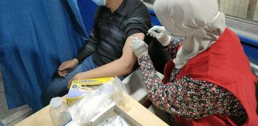 تطعيم المواطنين بجرعة لقاح كورونا- أرشيفية