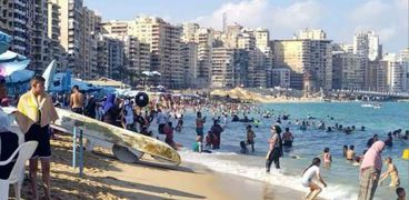 درجات الحرارة في الإسكندرية تزيد أعداد زوار الشواطئ