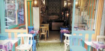 أحد مقاهى المناطق الراقية على طراز «القهوة البلدى»