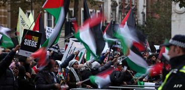 مظاهرات داعمة للفلسطينيين بـ««كوفيات فلسطينية، وأعلام»