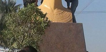وضع تمثال جديد لرأس نفرتيتي بمدخل مدينة سمالوط