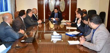 د.أشرف صبحي خلال اجتماعه بمجلس اتحاد الرماية