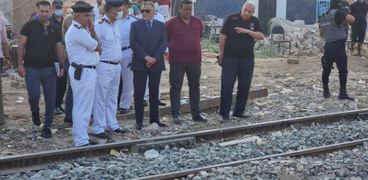 مدير أمن سوهاج يتفقد موقع حادث خروج عربة قطار عن القضبان بـ«طما»