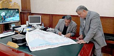 وكيل وزارة تموين مطروح خلال عرضه خريطة مستودعات البوتاجاز على محافظ