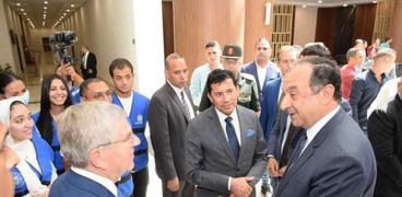 القوات المسلحة تنظم زيارة لرئيس اللجنة الأولمبية الدولية لـ«مدينة مصر»