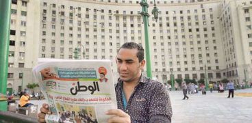 قارئ يطالع جريدة «الوطن» بعد تطويرها