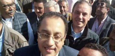 علاء مصطفى مع وزير الإسكان