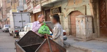  إنقاذ مرضى الصعيدتوزيع 100 شنطة رمضانية بشوارع وميادين أسيوط