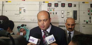 اللواء علاء أبوزيد محافظ مطروح خلال تفقدة محطة كهرباء مرسى مطروح