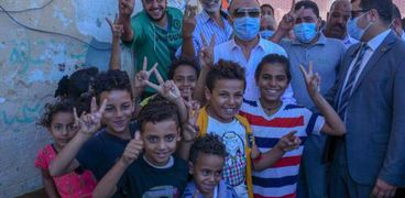 محافظ الإسكندرية يتوسط اطفال منطقة الدخلية ويرفعون علامة النصر