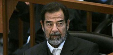 الرئيس العراقي الراحل صدام حسين خلال إحدى جلسات محاكمته