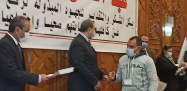 وزير القوى العاملة يسلم أبناء الإسماعيلية شهادات العمالة غير المنتظمة