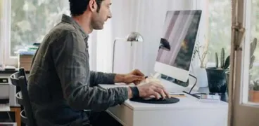 شخص أمام الحاسوب- صورة تعبيرية
