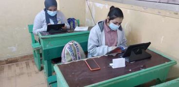 طالبات أثناء أداء أحد الاختبارات التدريبية بالمدارس