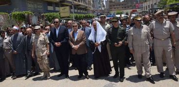 قيادات محافظ بني سويف يتقدمون جنازة الشهيد حسن مبروك
