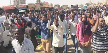 حشود ضخمة من السودانيين وسط العاصمة قبل إذاعة بيان الجيش