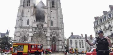 وزير فرنسي: الحكومة ستتولى ترميم كاتدرائية نانت بعد اندلاع الحريق بها