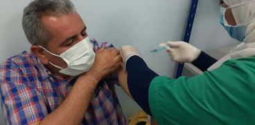 تطعيم المواطنين بلقاح فيروس كورونا