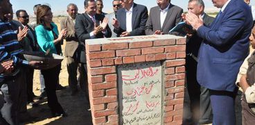 عشماوي ورئيس هيئة الابنية التعليمية يضع حجر اساس