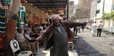 «عبدالله» يرقص أمام مقهى إلى جوار المولد