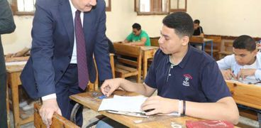 محافظ المنوفية يتابع انتظام لجان امتحانات الإعدادية
