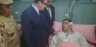 وزير الداخلية يزور مصابي الحادث