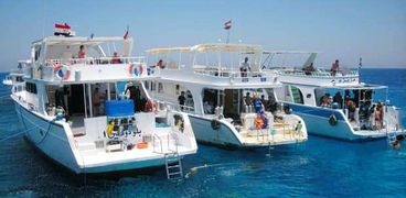 اللنشات السياحية تستعد للقيام بالرحلات البحرية في شرم الشيخ