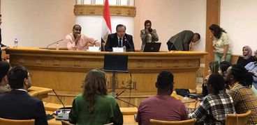 الدكتور هشام عزمي أمين المجلس الأعلى للثقافة خلال محاضرة منحة ناصر