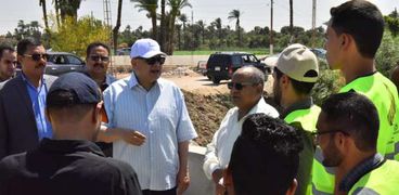 محافظ اسيوط اللواء عصام سعد اثناء تفقد المشروات