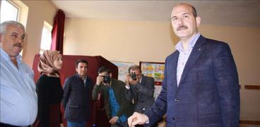 وزير الداخلية التركي أثناء الإدلاء بصوته